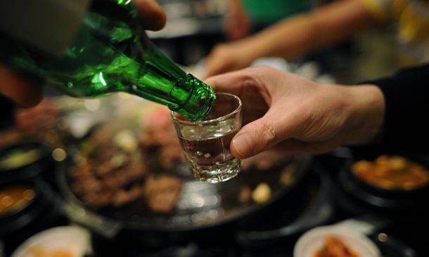 Rượu làm cho nam nhi mất kiểm soát, tốt hơn hết có thể lựa chọn một thức uống khác khi giao tiếp (Ảnh: Adamfor)